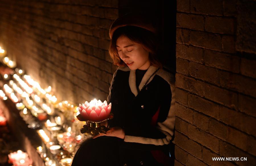 CHINA-XI'AN-TEMPLE-BUTTER LAMP-BLESSING (CN)