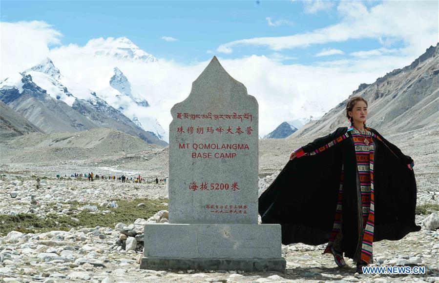 CHINA-TIBET-QOMOLANGMA-COSTUME SHOW (CN)