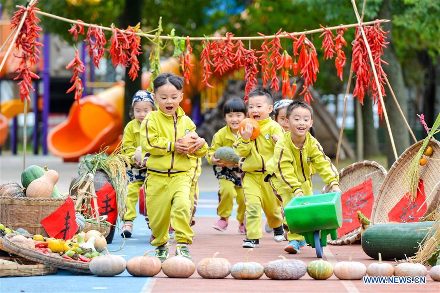 #CHINA-ZHEJIANG-CHILDREN-HARVEST (CN)