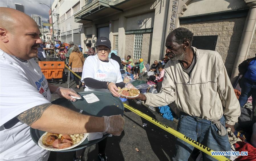 U.S.-LOS ANGELES-THANKSGIVING-FREE MEAL