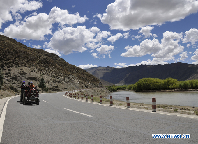 CHINA-TIBET-RURAL ROADS-BUILDING (CN)