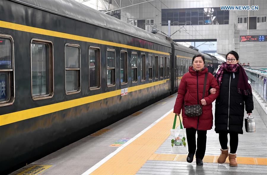 CHINA-LANTERN FESTIVAL-TRAIN ATTENDANT-FAMILY REUNION (CN)