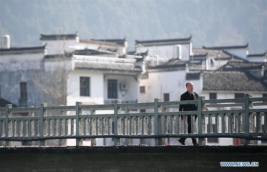 (MASTEROFCRAFTS)CHINA-JIANGXI-THREE CARVINGS IN WUYUAN-INHERITOR (CN)