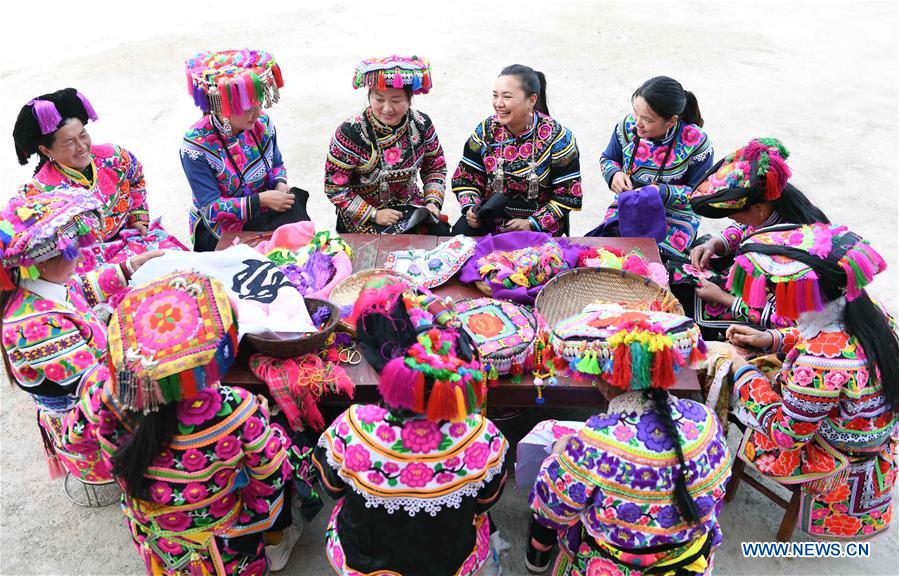 CHINA-YUNNAN-KUNMING-EMBROIDERY (CN)