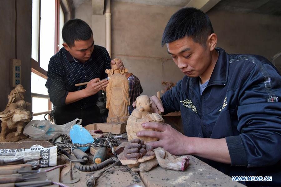 CHINA-JIANGXI-ECONOMY-WOOD CARVINGS (CN)