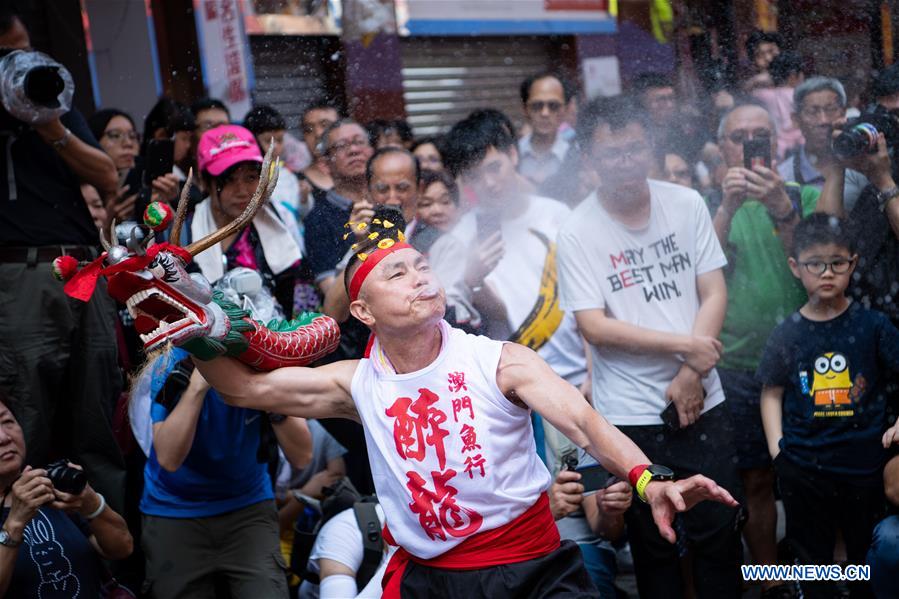 CHINA-MACAO-BIRTH OF BUDDHA-DRUNKEN DRAGON DANCE (CN)