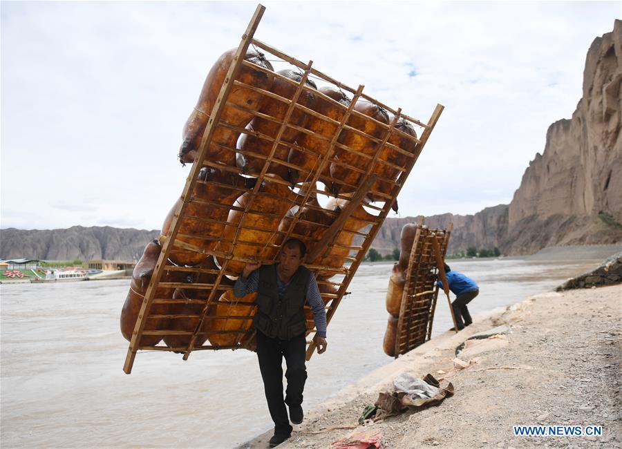 CHINA-GANSU-YELLOW RIVER-SHEEPSKIN RAFT (CN)