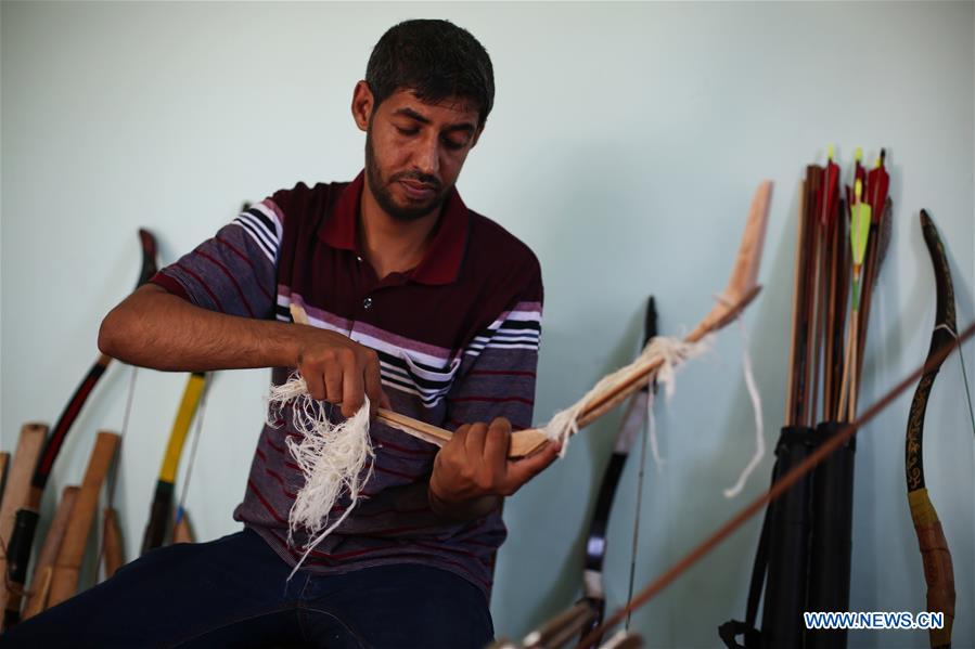 MIDEAST-GAZA-CRAFTSMAN-ARROW AND BOW