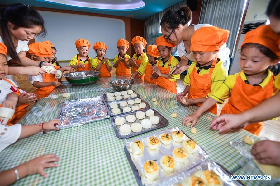 CHINA-ZHEJIANG-KINDERGARTEN-MID-AUTUMN FESTIVAL(CN)