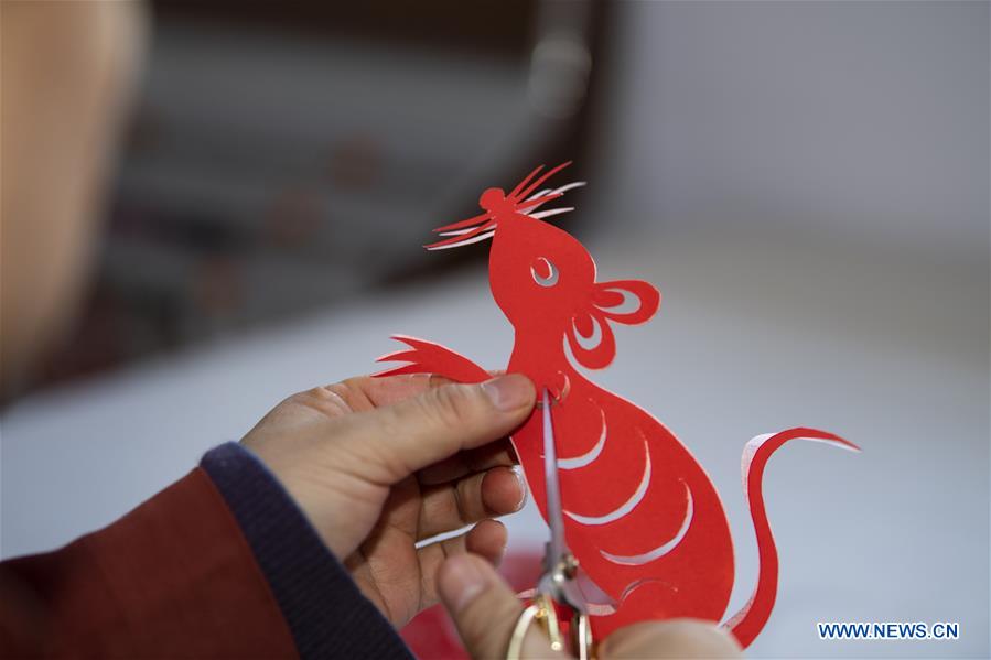 CHINA-SHANXI-JINCHENG-PAPER-CUTTING ARTIST (CN)