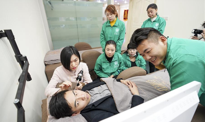 Pic story: ear cleaning master in Chongqing