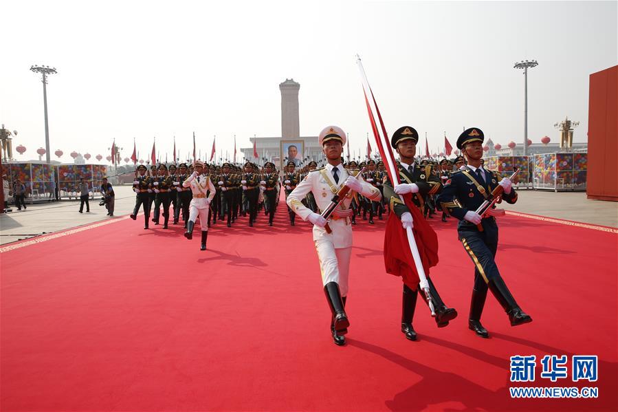 （在習近平強軍思想指引下·我們在戰(zhàn)位報告·圖文互動）（2）護衛(wèi)國旗　重于生命——中國人民解放軍儀仗大隊國旗護衛(wèi)隊執(zhí)行國旗升降任務記事