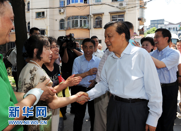 這是7月22日，劉云山在上海市普陀區(qū)桃浦鎮(zhèn)蓮花公寓居委會調(diào)研時同社區(qū)居民親切握手。新華社記者 饒愛民 攝