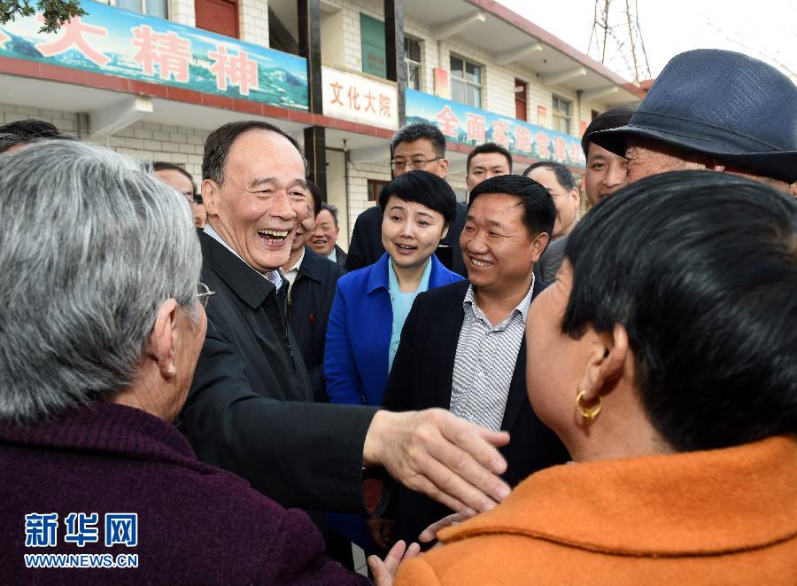 3月27日至28日，中共中央政治局常委、中央紀(jì)委書記王岐山到河南省調(diào)研，并主持召開座談會。這是3月27日王岐山在河南林州姚村鎮(zhèn)馮家口村同村民親切交談。 新華社記者 饒愛民 攝