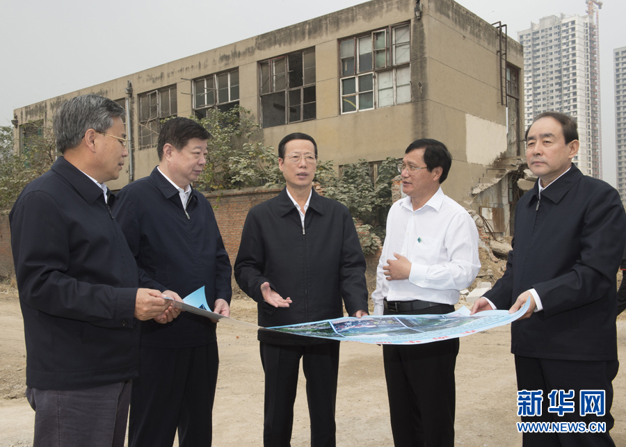 10月22日至23日，中共中央政治局常委、國務院副總理張高麗在山東調(diào)研扶貧工作情況。這是10月22日，張高麗就整體搬遷脫貧實地考察濟寧東南片區(qū)還遷安置區(qū)暨東南華城棚戶區(qū)改造項目。 新華社記者 王曄 攝