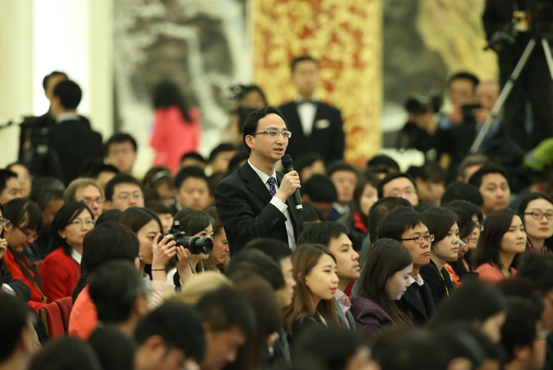 3月15日，國務(wù)院總理李克強(qiáng)在北京人民大會(huì)堂與中外記者見面，并回答記者提問。這是一位記者在提問。 新華社記者 龐興雷 攝