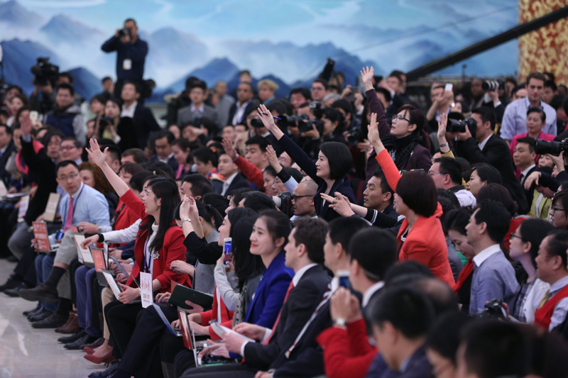 3月15日，國務(wù)院總理李克強(qiáng)在北京人民大會(huì)堂與中外記者見面，并回答記者提問。這是記者舉手爭(zhēng)取提問機(jī)會(huì)。 新華社記者 才揚(yáng) 攝