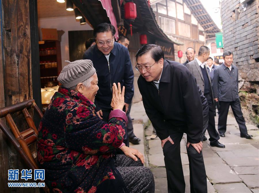 這是11月21日，張德江在宜賓李莊鎮(zhèn)同濟(jì)社區(qū)與居民親切交談。 新華社記者 劉衛(wèi)兵 攝 