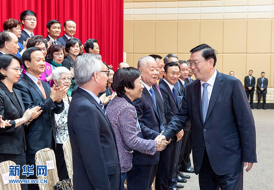 5月8日至10日，中共中央政治局常委、全國人大常委會(huì)委員長張德江視察澳門特別行政區(qū)。這是5月9日，張德江與澳門社會(huì)各界人士代表座談。新華社記者 李學(xué)仁 攝