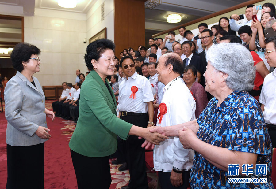 6月16日，中共中央政治局委員、國務(wù)院副總理劉延?xùn)|在北京看望出席中國人口福利基金會成立30周年座談會的歷屆“中華人口獎”獲獎?wù)叽?。新華社記者 饒愛民 攝