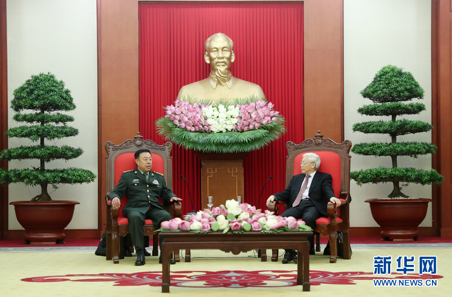 6月18日，在越南首都河內(nèi)，正在越南訪問的中央軍委副主席范長龍（左）會見越共中央總書記阮富仲。 新華社發(fā)（李曉偉攝） 