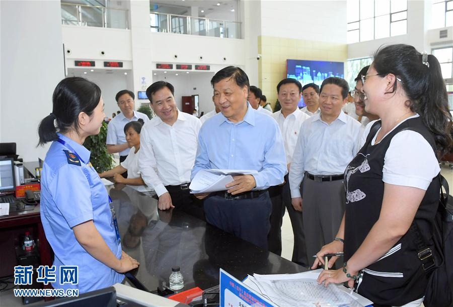 6月22日至24日，中共中央政治局常委、中央書記處書記劉云山在遼寧調(diào)研。這是6月22日，劉云山在中國(guó)（遼寧）自貿(mào)試驗(yàn)區(qū)營(yíng)口片區(qū)與干部群眾深入交流。新華社記者 張鐸 攝