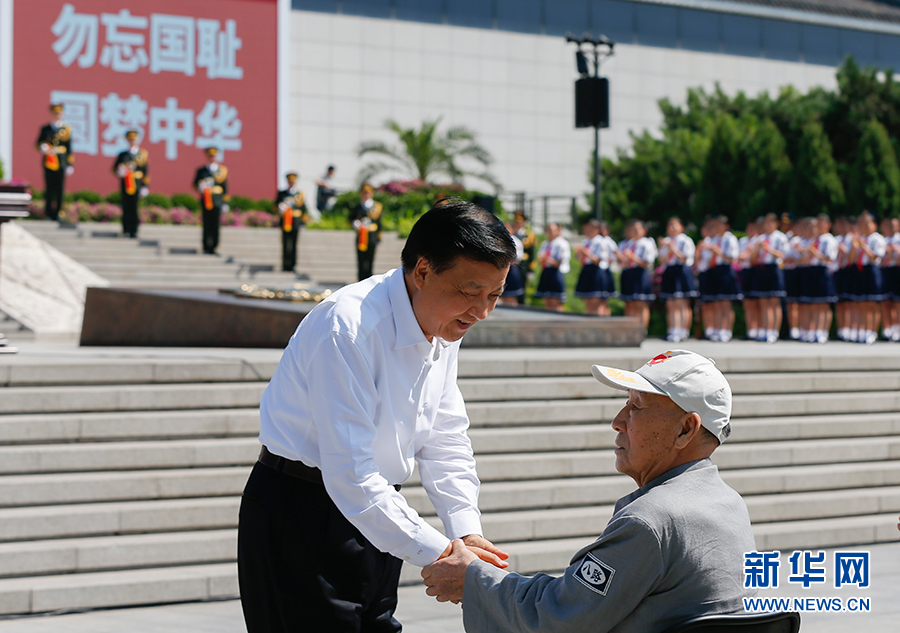 7月7日，紀(jì)念全民族抗戰(zhàn)爆發(fā)80周年儀式在中國(guó)人民抗日戰(zhàn)爭(zhēng)紀(jì)念館舉行。中共中央政治局常委、中央書(shū)記處書(shū)記劉云山出席儀式并講話。這是儀式開(kāi)始前，劉云山與老八路代表握手。新華社記者崔新鈺攝