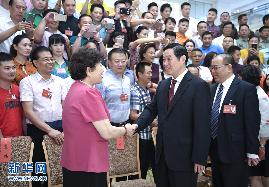 7月19日，中國曲藝家協(xié)會第八次全國代表大會在北京召開。中共中央政治局委員、中央書記處書記、中宣部部長劉奇葆出席開幕式并講話。這是開幕式前，劉奇葆接見與會代表。新華社記者 張領(lǐng) 攝