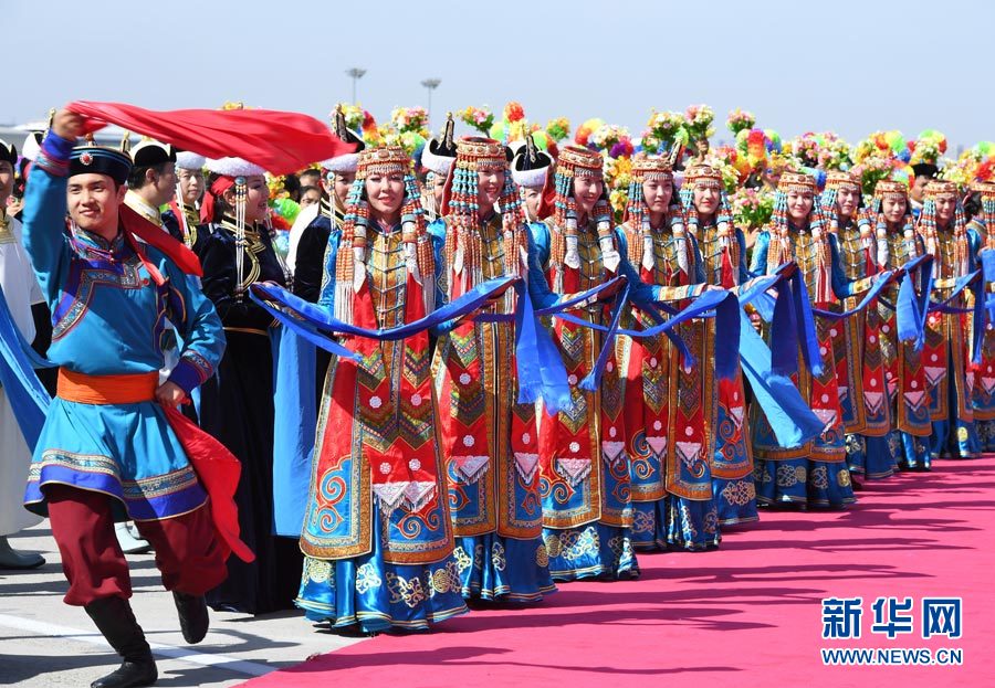 8月7日，以中共中央政治局常委、全國(guó)政協(xié)主席俞正聲為團(tuán)長(zhǎng)的中央代表團(tuán)飛抵呼和浩特，出席內(nèi)蒙古自治區(qū)成立70周年慶?；顒?dòng)。中央代表團(tuán)在機(jī)場(chǎng)受到內(nèi)蒙古各族群眾的熱烈歡迎。新華社記者 張領(lǐng) 攝