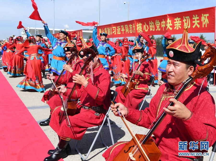 8月7日，以中共中央政治局常委、全國(guó)政協(xié)主席俞正聲為團(tuán)長(zhǎng)的中央代表團(tuán)飛抵呼和浩特，出席內(nèi)蒙古自治區(qū)成立70周年慶?；顒?dòng)。中央代表團(tuán)在機(jī)場(chǎng)受到內(nèi)蒙古各族群眾的熱烈歡迎。新華社記者 張領(lǐng) 攝