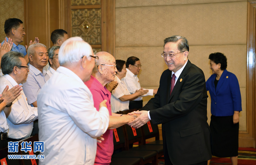 8月7日，中共中央政治局常委、全國(guó)政協(xié)主席、中央代表團(tuán)團(tuán)長(zhǎng)俞正聲在內(nèi)蒙古新城賓館會(huì)見內(nèi)蒙古自治區(qū)離退休老同志和各族各界群眾代表，并與他們合影留念。新華社記者 張領(lǐng) 攝