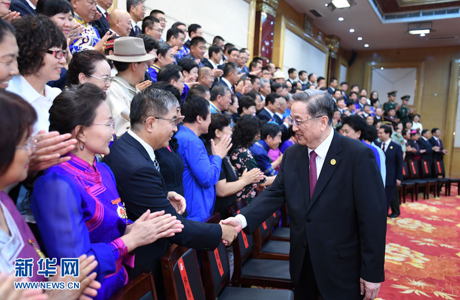 8月7日，中共中央政治局常委、全國(guó)政協(xié)主席、中央代表團(tuán)團(tuán)長(zhǎng)俞正聲在內(nèi)蒙古新城賓館會(huì)見內(nèi)蒙古自治區(qū)離退休老同志和各族各界群眾代表，并與他們合影留念。新華社記者 張領(lǐng) 攝