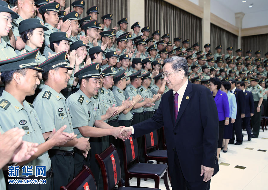 8月7日，中共中央政治局常委、全國政協(xié)主席、中央代表團(tuán)團(tuán)長俞正聲率代表團(tuán)部分成員分別赴內(nèi)蒙古軍區(qū)、武警內(nèi)蒙古總隊、武警內(nèi)蒙古森林總隊慰問，并會見自治區(qū)政法干警代表。這是俞正聲會見內(nèi)蒙古軍區(qū)指戰(zhàn)員。新華社記者 張領(lǐng) 攝