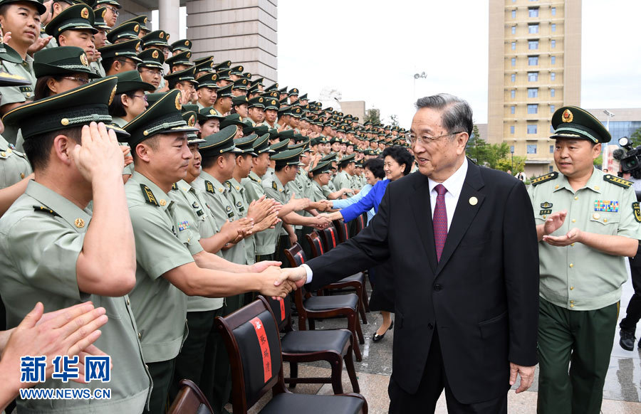 8月7日，中共中央政治局常委、全國政協(xié)主席、中央代表團(tuán)團(tuán)長俞正聲率代表團(tuán)部分成員分別赴內(nèi)蒙古軍區(qū)、武警內(nèi)蒙古總隊、武警內(nèi)蒙古森林總隊慰問，并會見自治區(qū)政法干警代表。這是俞正聲會見武警內(nèi)蒙古總隊官兵。新華社記者 張領(lǐng) 攝