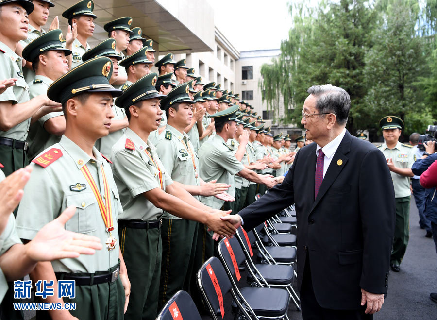 8月7日，中共中央政治局常委、全國政協(xié)主席、中央代表團(tuán)團(tuán)長俞正聲率代表團(tuán)部分成員分別赴內(nèi)蒙古軍區(qū)、武警內(nèi)蒙古總隊、武警內(nèi)蒙古森林總隊慰問，并會見自治區(qū)政法干警代表。這是俞正聲會見武警內(nèi)蒙古森林總隊官兵。新華社記者 張領(lǐng) 攝