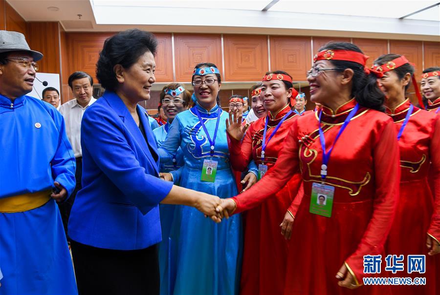 8月9日，中共中央政治局委員、國(guó)務(wù)院副總理、中央代表團(tuán)副團(tuán)長(zhǎng)劉延?xùn)|率中央代表團(tuán)二分團(tuán)到赤峰看望慰問(wèn)各族干部群眾。這是劉延?xùn)|在赤峰市群眾藝術(shù)館和群眾親切交談。新華社記者 連振 攝