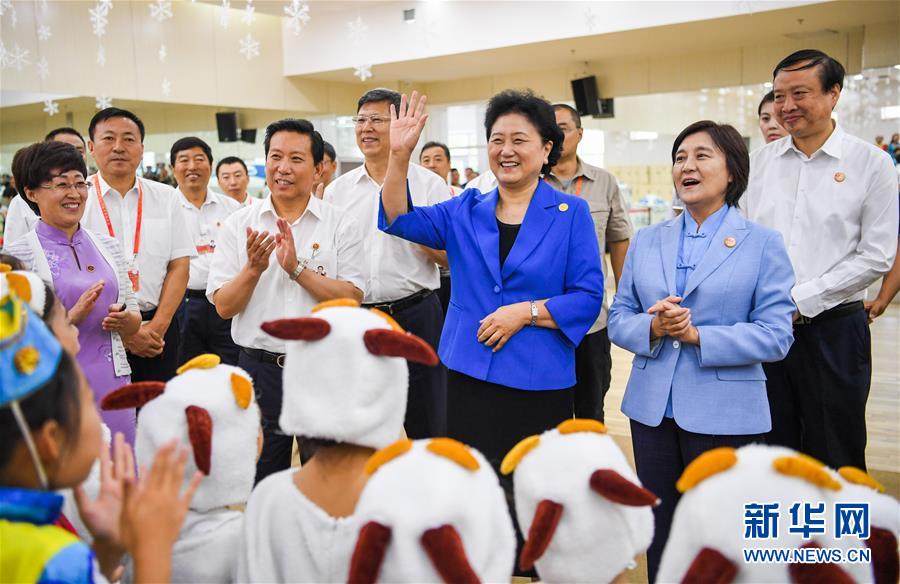 8月9日，中共中央政治局委員、國(guó)務(wù)院副總理、中央代表團(tuán)副團(tuán)長(zhǎng)劉延?xùn)|率中央代表團(tuán)二分團(tuán)到赤峰看望慰問(wèn)各族干部群眾。這是劉延?xùn)|在赤峰市青少年宮與青少年熱烈互動(dòng)。新華社記者 連振 攝