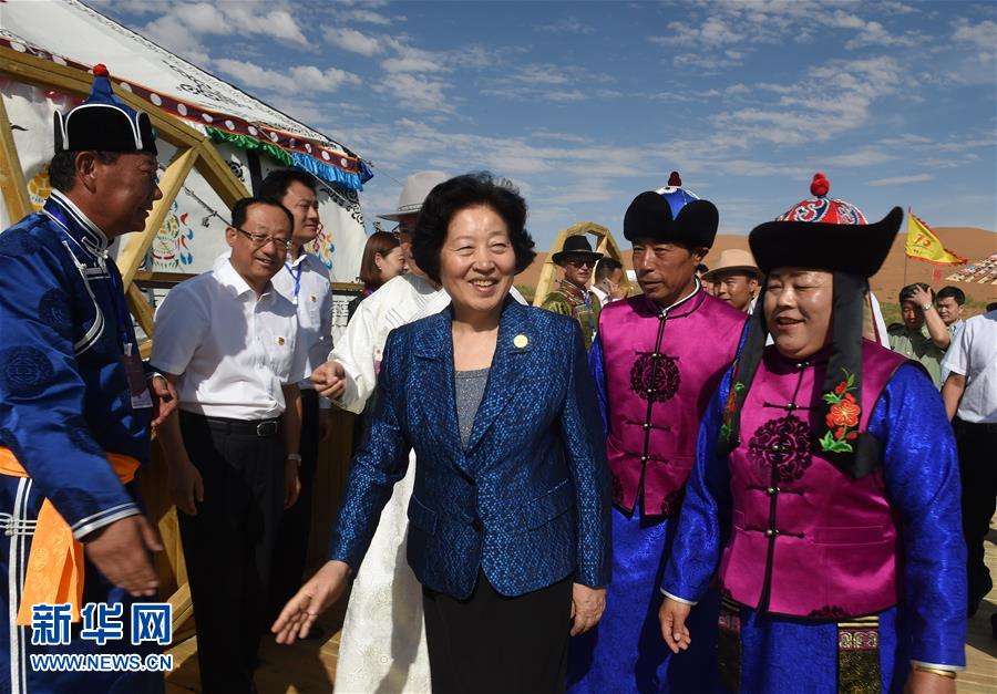 8月10日，中共中央政治局委員、中央統(tǒng)戰(zhàn)部部長、中央代表團副團長孫春蘭率中央代表團三分團繼續(xù)在內蒙古自治區(qū)阿拉善盟看望慰問，把以習近平同志為核心的黨中央的親切關懷和全國各族人民的美好祝福帶給阿拉善各族各界干部群眾。這是孫春蘭在牧民張輝生（右二）家了解生產生活情況。新華社記者 任軍川 攝