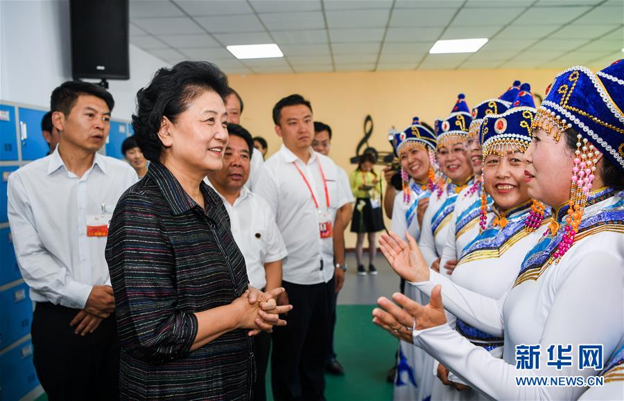 8月11日，中共中央政治局委員、國務(wù)院副總理、中央代表團(tuán)副團(tuán)長劉延?xùn)|率中央代表團(tuán)二分團(tuán)，看望慰問烏蘭察布各族干部群眾，轉(zhuǎn)達(dá)以習(xí)近平同志為核心的黨中央的親切關(guān)懷和全國人民的美好祝愿。這是劉延?xùn)|在考察察哈爾社區(qū)時(shí)與居民們親切交談。新華社記者 連振 攝