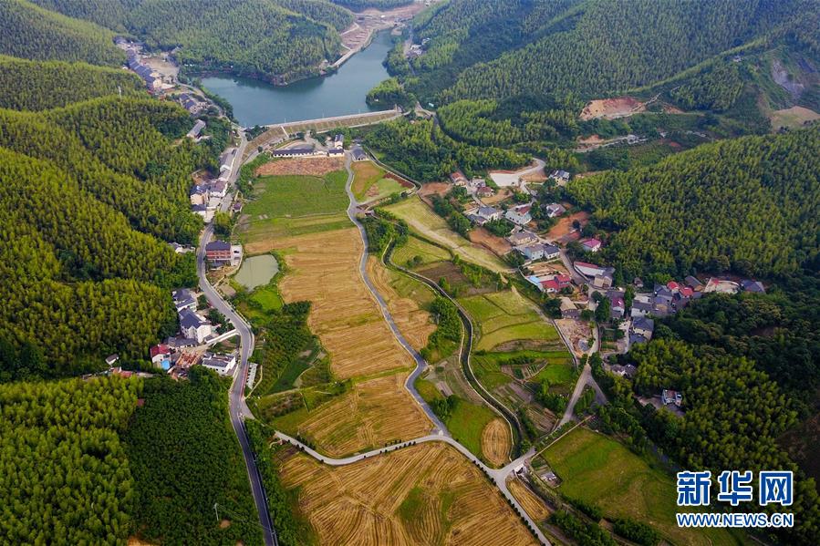 （圖文互動(dòng)·新華全媒頭條）（6）讓農(nóng)民致富奔小康的道路越走越寬廣——黨的十八大以來以習(xí)近平同志為核心的黨中央關(guān)心農(nóng)村公路發(fā)展紀(jì)實(shí)