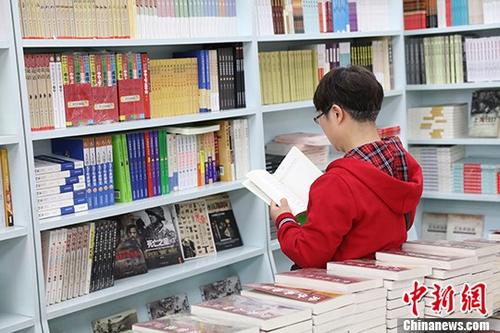 5月9日，一女子在哈爾濱市某書店選購圖書。從5月1日至5月4日，全國32家紙廠宣布漲價，各紙種漲價幅度為每噸100元至300元不等。對此，出版行業(yè)業(yè)內(nèi)人士表示“因為紙張價格上漲，直接造成了出版成本的明顯增加，出版行業(yè)只能被迫對圖書定價進行調(diào)整。”
<a target='_blank' >中新社</a>記者 于琨 攝