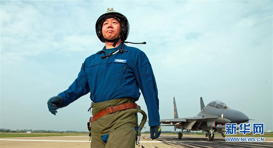 （新華全媒頭條·圖文互動）（1）戰(zhàn)鷹，為祖國奮飛——記空軍航空兵某旅旅長、特級飛行員郝井文