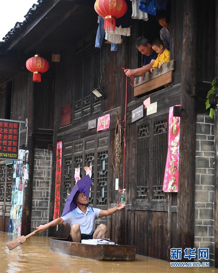 （抗洪搶險·圖文互動）（5）洪水來時，那暖心的民間救援