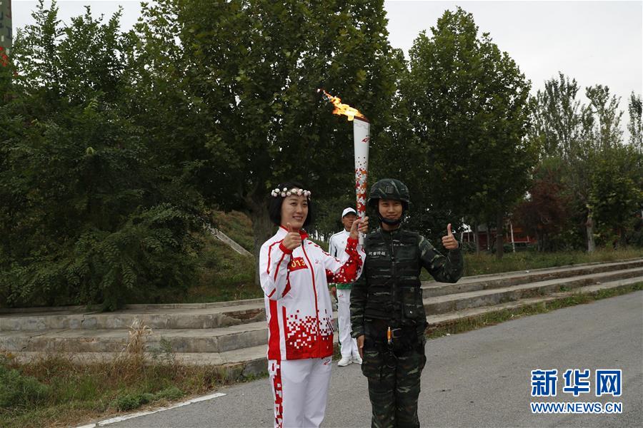 （軍運(yùn)會·圖文互動）（2）軍運(yùn)會軍營火炬?zhèn)鬟f活動最后一站武警獵鷹突擊隊(duì)站舉行（配本社同題文字稿）