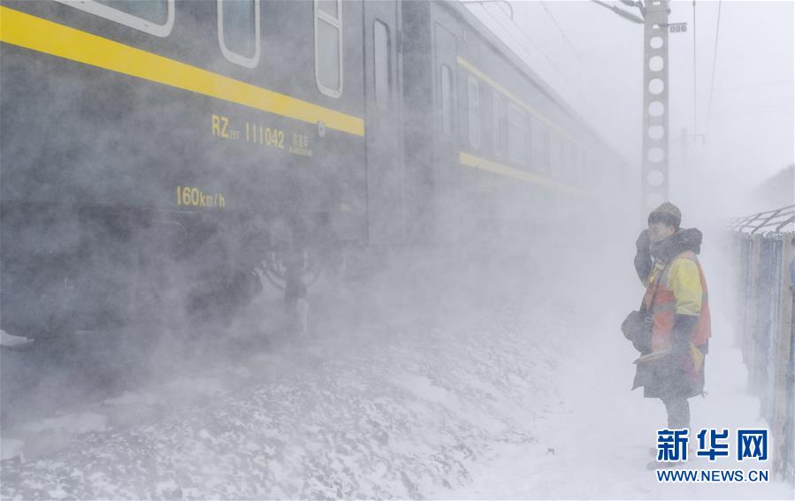 （新春走基層）（10）嚴(yán)寒下的“鐵路醫(yī)生”：風(fēng)雪中守護回家路