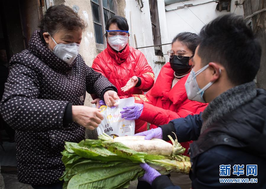 （新華全媒頭條·圖文互動）（10）守望相助，堅忍不拔——致敬武漢戰(zhàn)“疫”中千千萬萬個平凡英雄