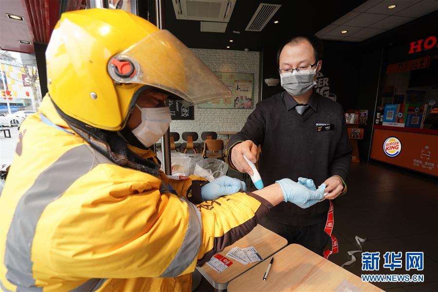 （在習(xí)近平新時(shí)代中國特色社會主義思想指引下——新時(shí)代新作為新篇章·習(xí)近平總書記關(guān)切事·圖文互動(dòng)）（19）精準(zhǔn)發(fā)力抓統(tǒng)籌——各地落實(shí)“分區(qū)分級”有序恢復(fù)生產(chǎn)生活