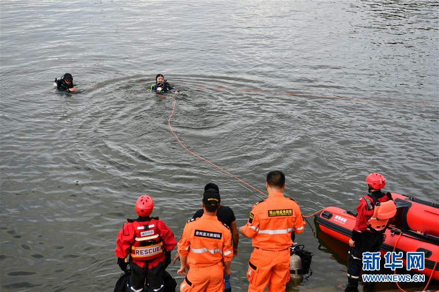 （社會(huì)）（3）貴州安順公交車(chē)墜入虹山湖水庫(kù)致21人死亡15人受傷