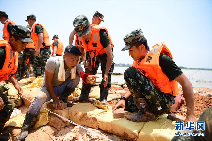 （防汛抗洪·圖文互動）（2）洪水不退，子弟兵誓死不退——解放軍和武警部隊官兵參與洪澇災(zāi)害搶險救援記事