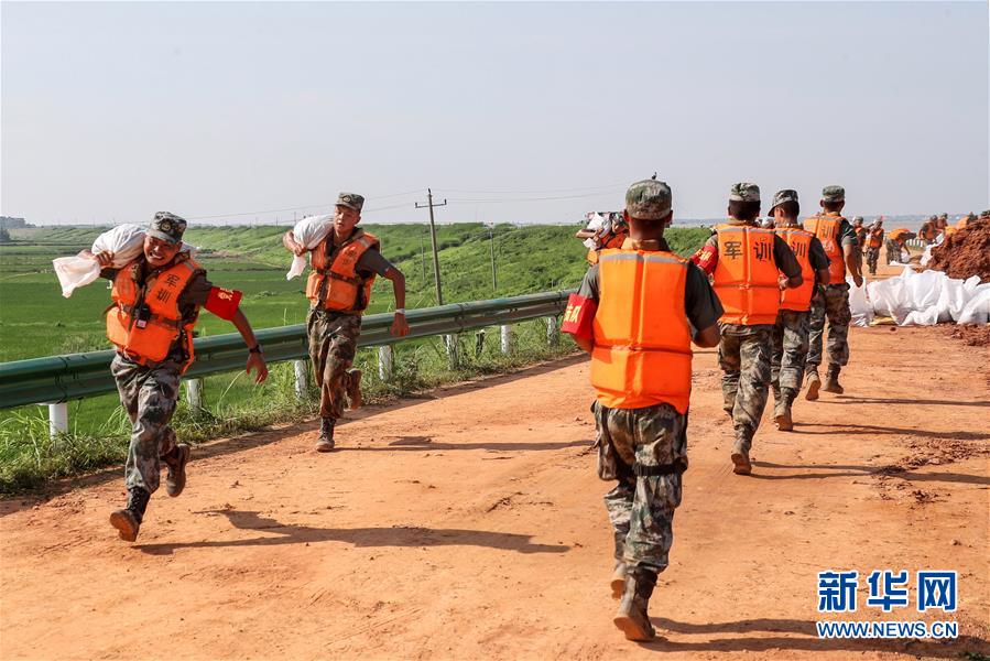 （防汛抗洪·圖文互動）（5）洪水不退，子弟兵誓死不退——解放軍和武警部隊官兵參與洪澇災(zāi)害搶險救援記事